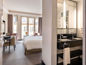 Classic Oda, 1 Büyük (Queen) Boy Yatak | Kaliteli yatak takımı, yastık yüzeyli yatak, minibar, odada kasa 
