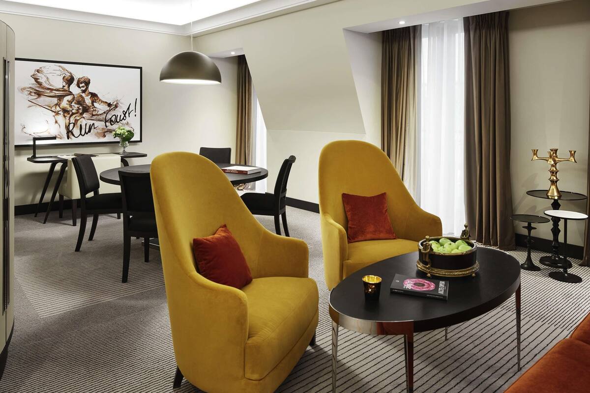 Luxury Süit, 1 En Büyük (King) Boy Yatak, Şehir Manzaralı (Opera) | Kaliteli yatak takımı, yastık yüzeyli yatak, minibar, odada kasa 