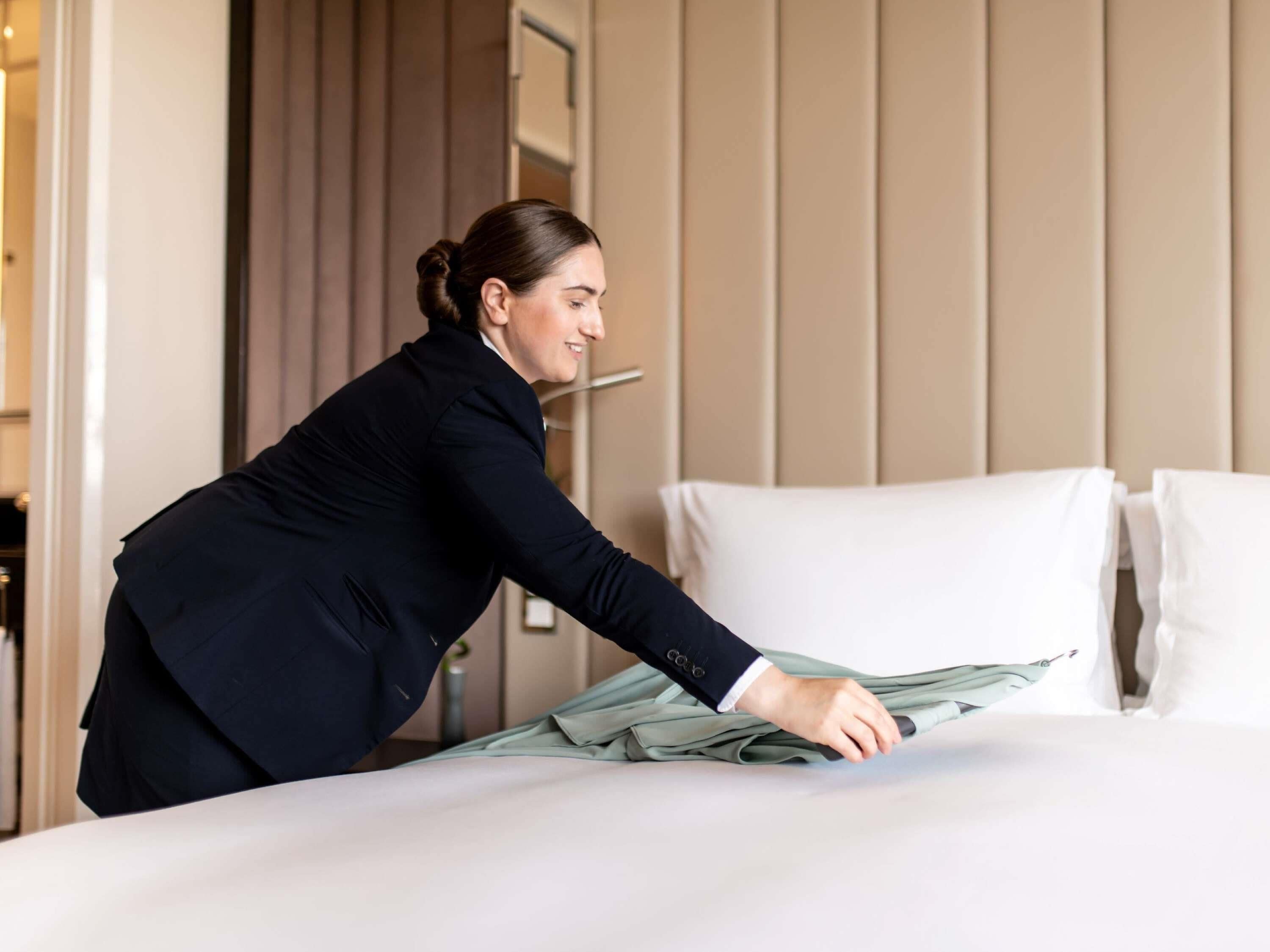 Junior Suite, 1 King Bed | Premium bedding, pillowtop beds, minibar, in-room safe