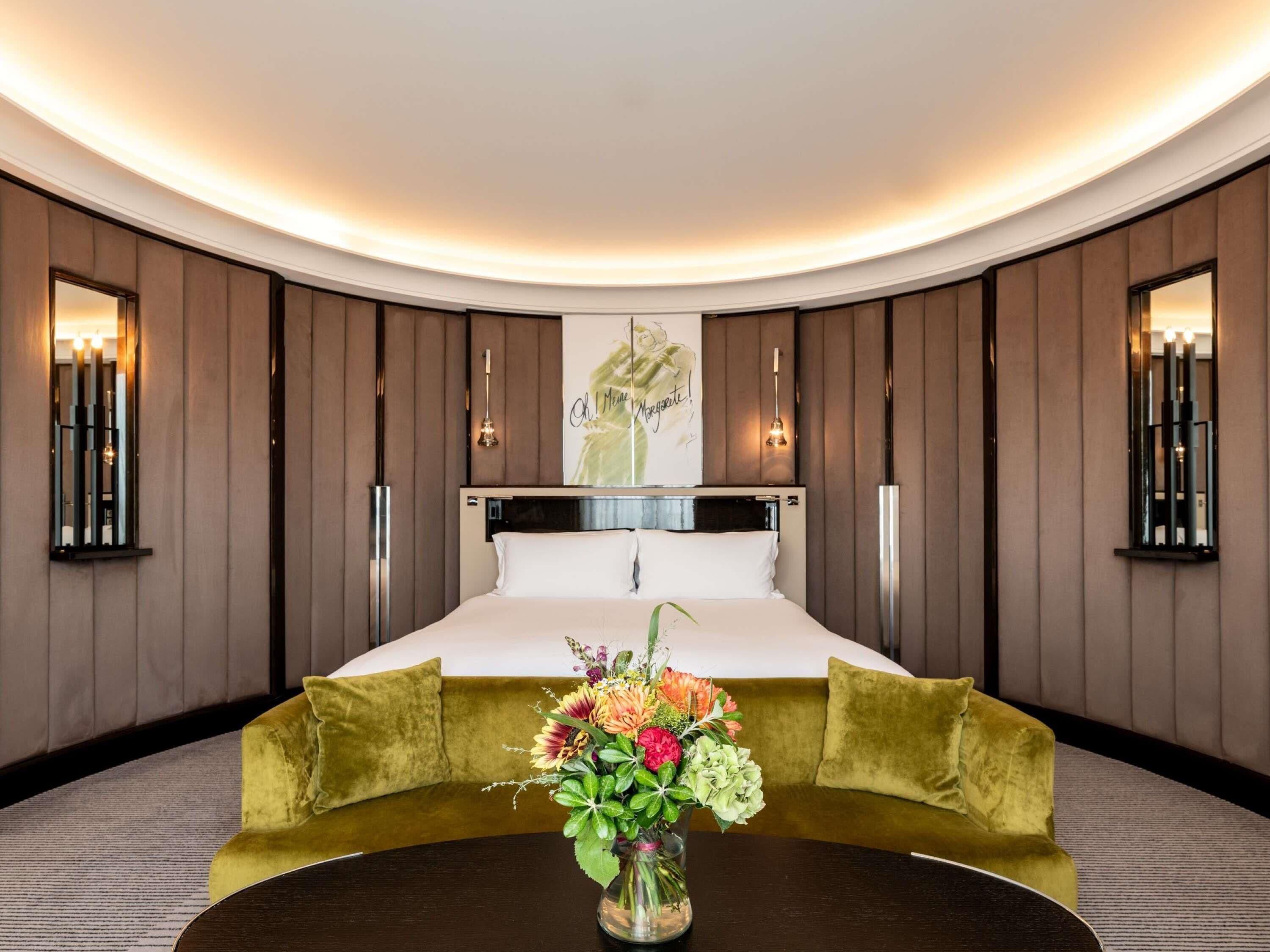 Superior Room, 1 Queen Bed | Premium bedding, pillowtop beds, minibar, in-room safe