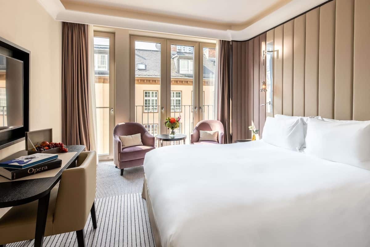 Classic Room, 1 Queen Bed | Premium bedding, pillowtop beds, minibar, in-room safe