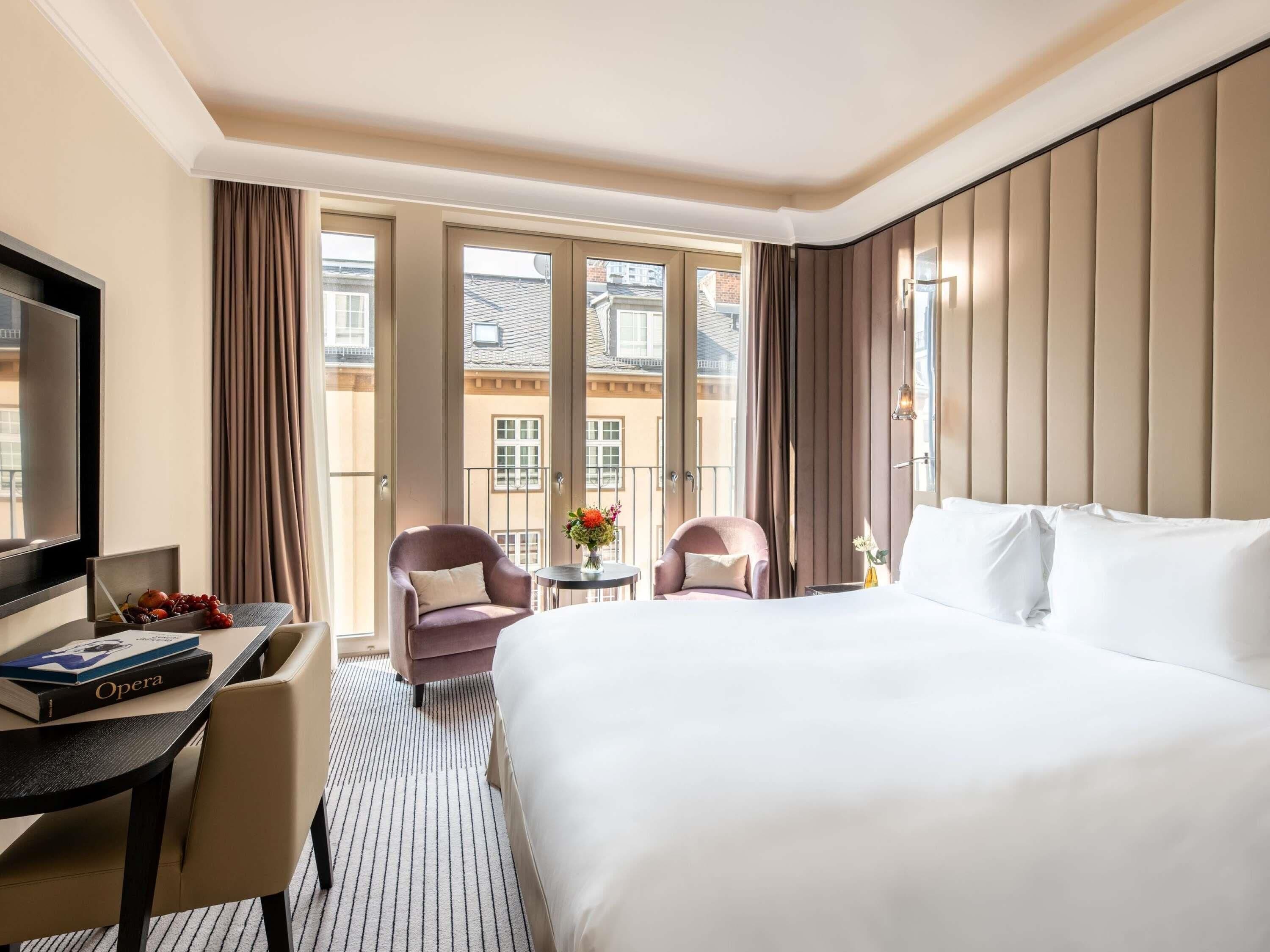 Classic Room, 1 Queen Bed | Premium bedding, pillowtop beds, minibar, in-room safe