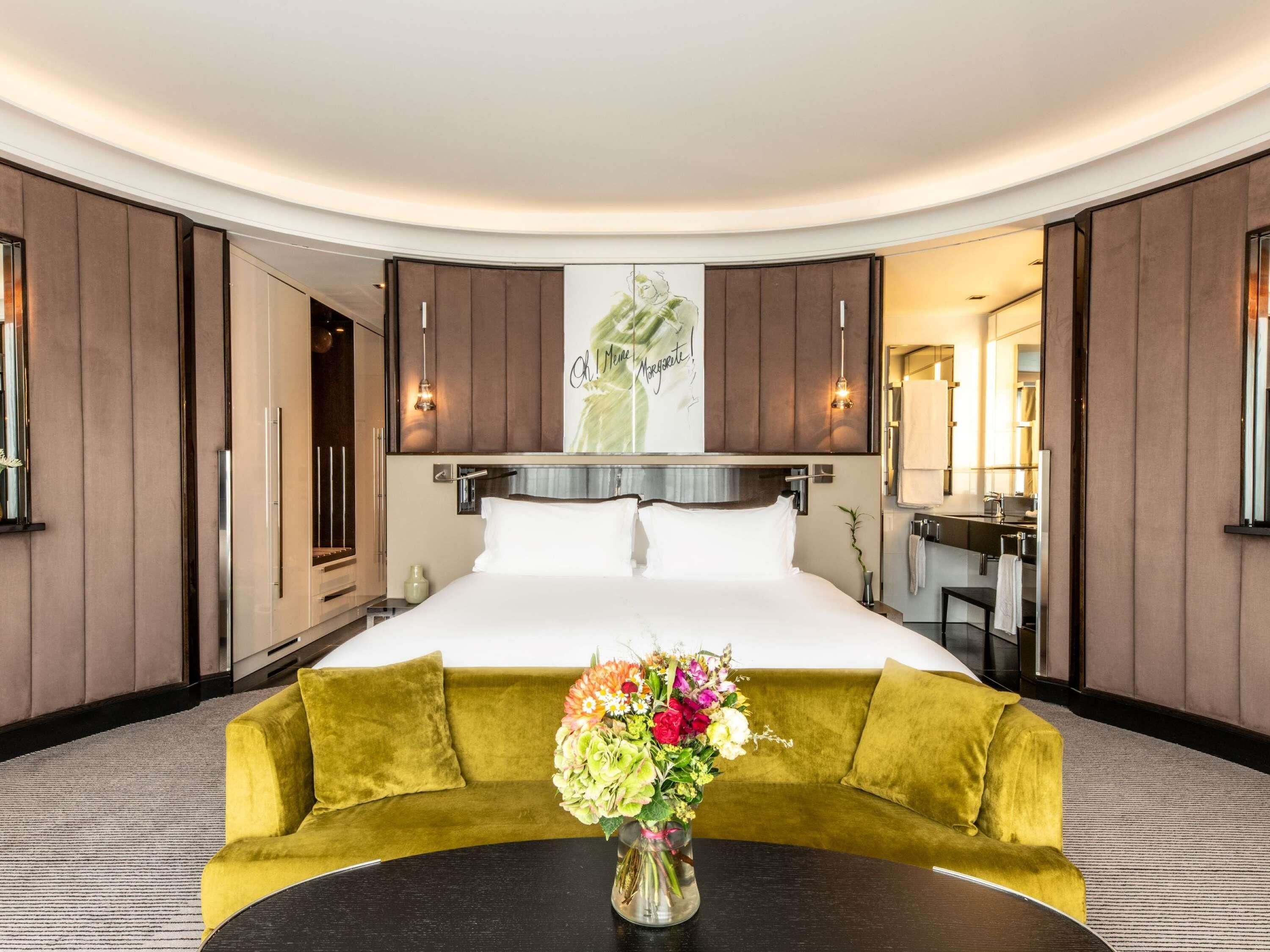 Luxury Room, 1 King Bed | Premium bedding, pillowtop beds, minibar, in-room safe