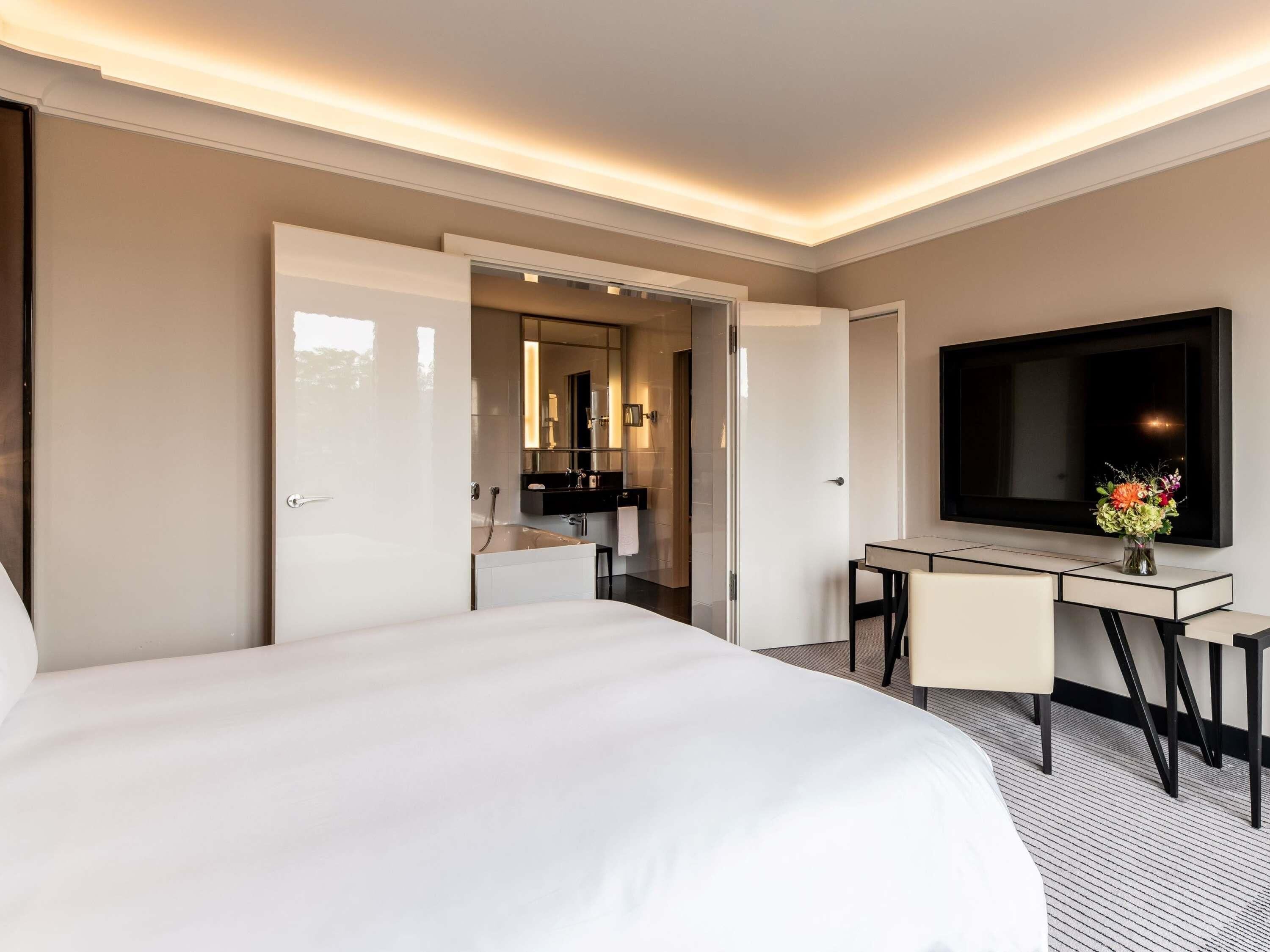 Suite, 1 King Bed (Prestige) | Premium bedding, pillowtop beds, minibar, in-room safe