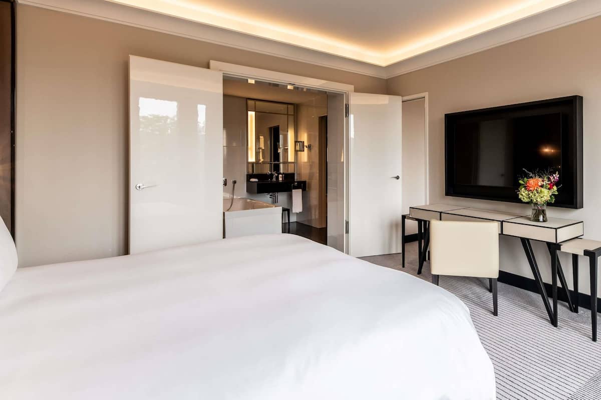 Luxury Süit, 1 En Büyük (King) Boy Yatak (Prestige) | Kaliteli yatak takımı, yastık yüzeyli yatak, minibar, odada kasa 