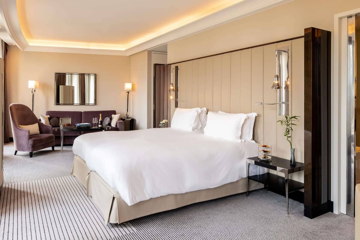 Junior Süit, 2 Tek Kişilik Yatak | Kaliteli yatak takımı, yastık yüzeyli yatak, minibar, odada kasa 