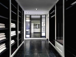 Suite Presidensial, 1 Tempat Tidur King, teras, pemandangan kota | Seprai premium, bantalan ekstra lembut, minibar, dan brankas