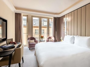 Classic Oda, 1 Büyük (Queen) Boy Yatak | Kaliteli yatak takımı, yastık yüzeyli yatak, minibar, odada kasa 