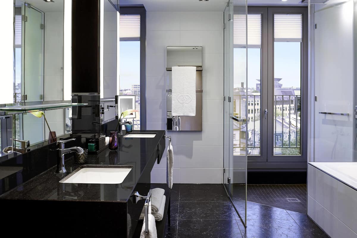 Suite – president, 1 kingsize-seng, terrasse, byutsikt | Sengetøy av topp kvalitet, senger med overmadrass og minibar