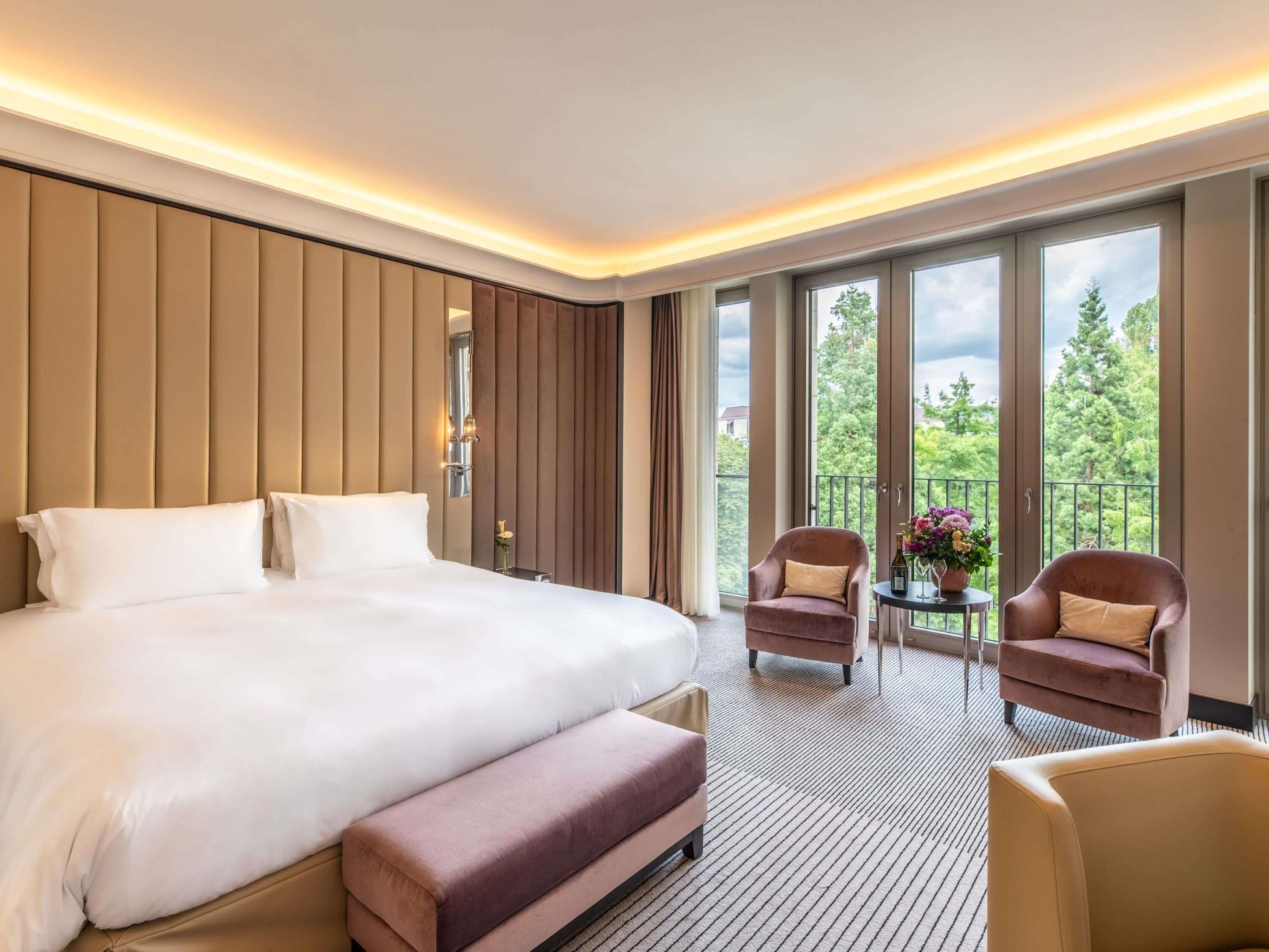 Luxury Room, 1 King Bed | Premium bedding, pillowtop beds, minibar, in-room safe