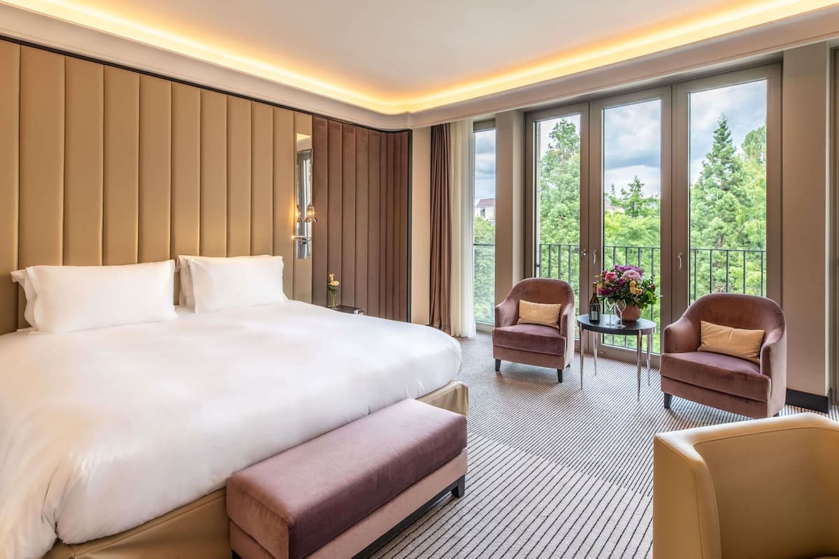 Luxury Oda, 1 En Büyük (King) Boy Yatak | Kaliteli yatak takımı, yastık yüzeyli yatak, minibar, odada kasa 