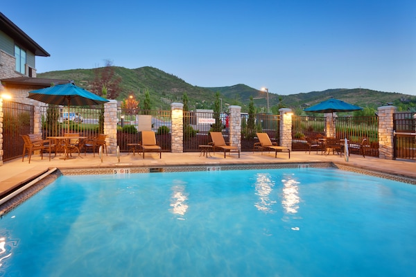 Kolam renang outdoor