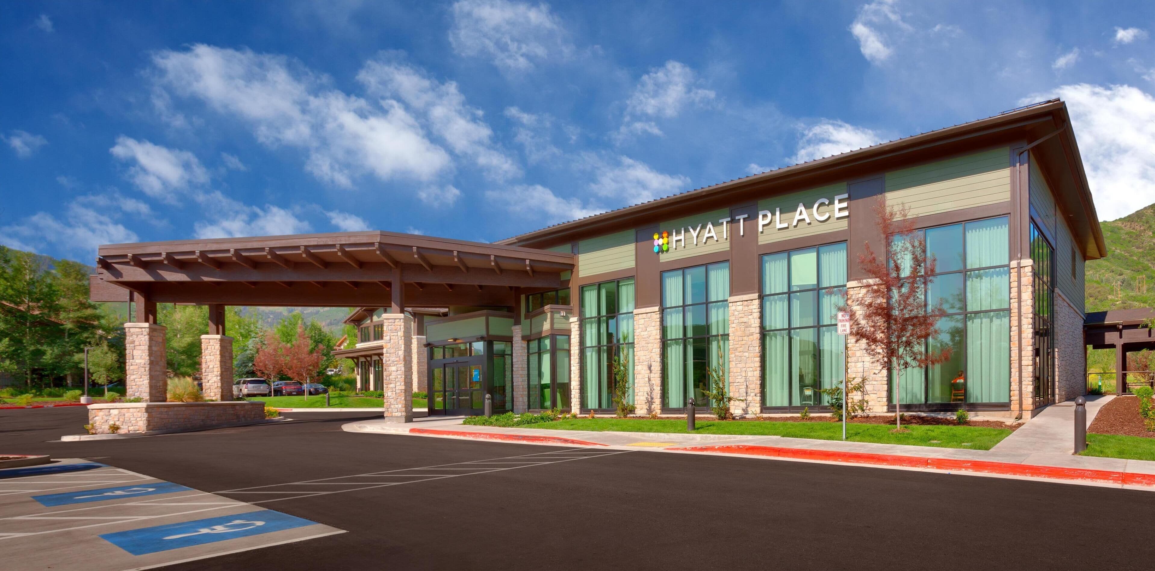 Un hôtel Hyatt Place moderne doté d’une entrée couverte, de grandes fenêtres et d’un parking comprenant des places réservées aux personnes handicapées.