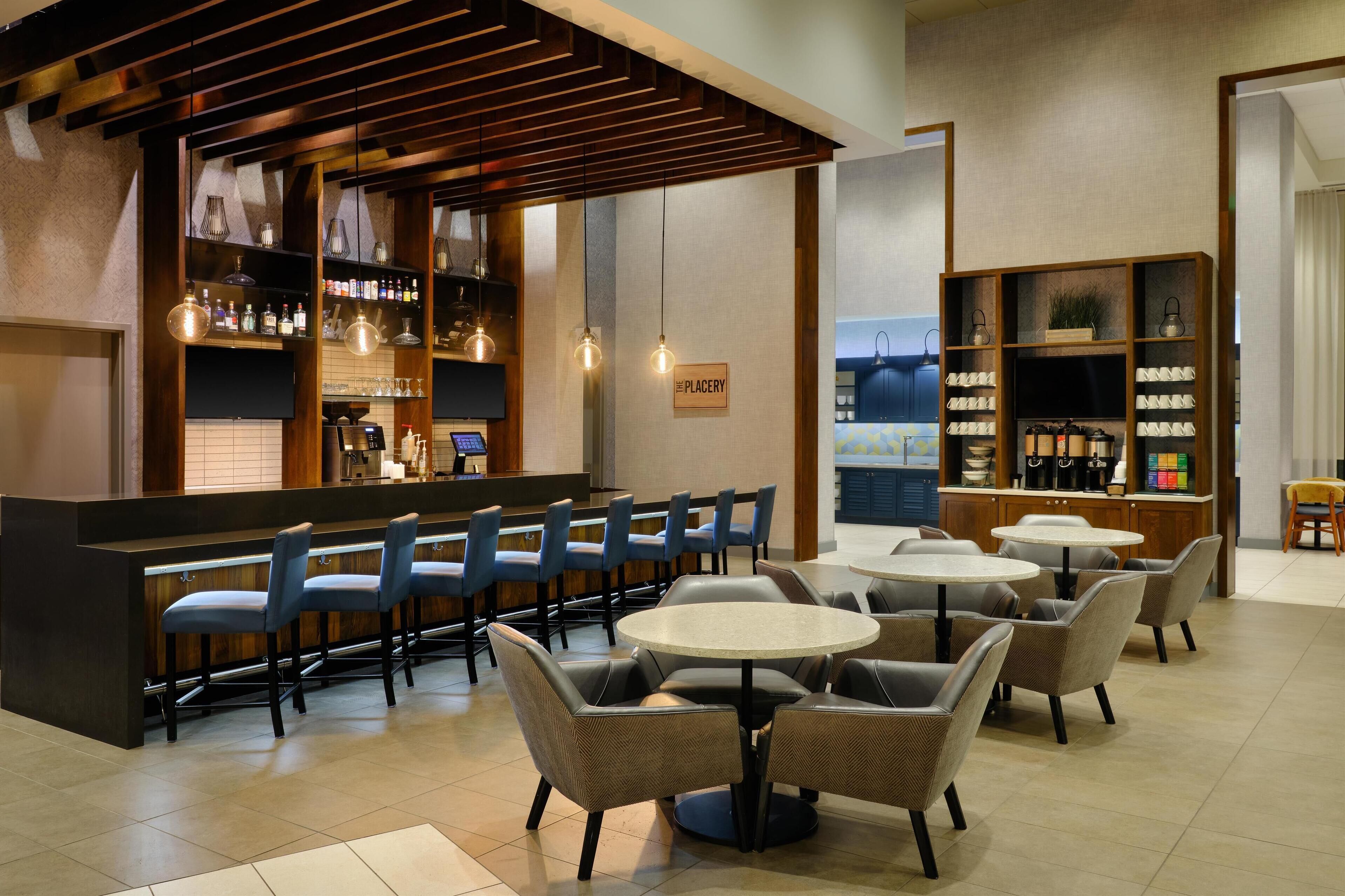 Eine Bar mit Sitzgelegenheiten und einer Kaffeestation.