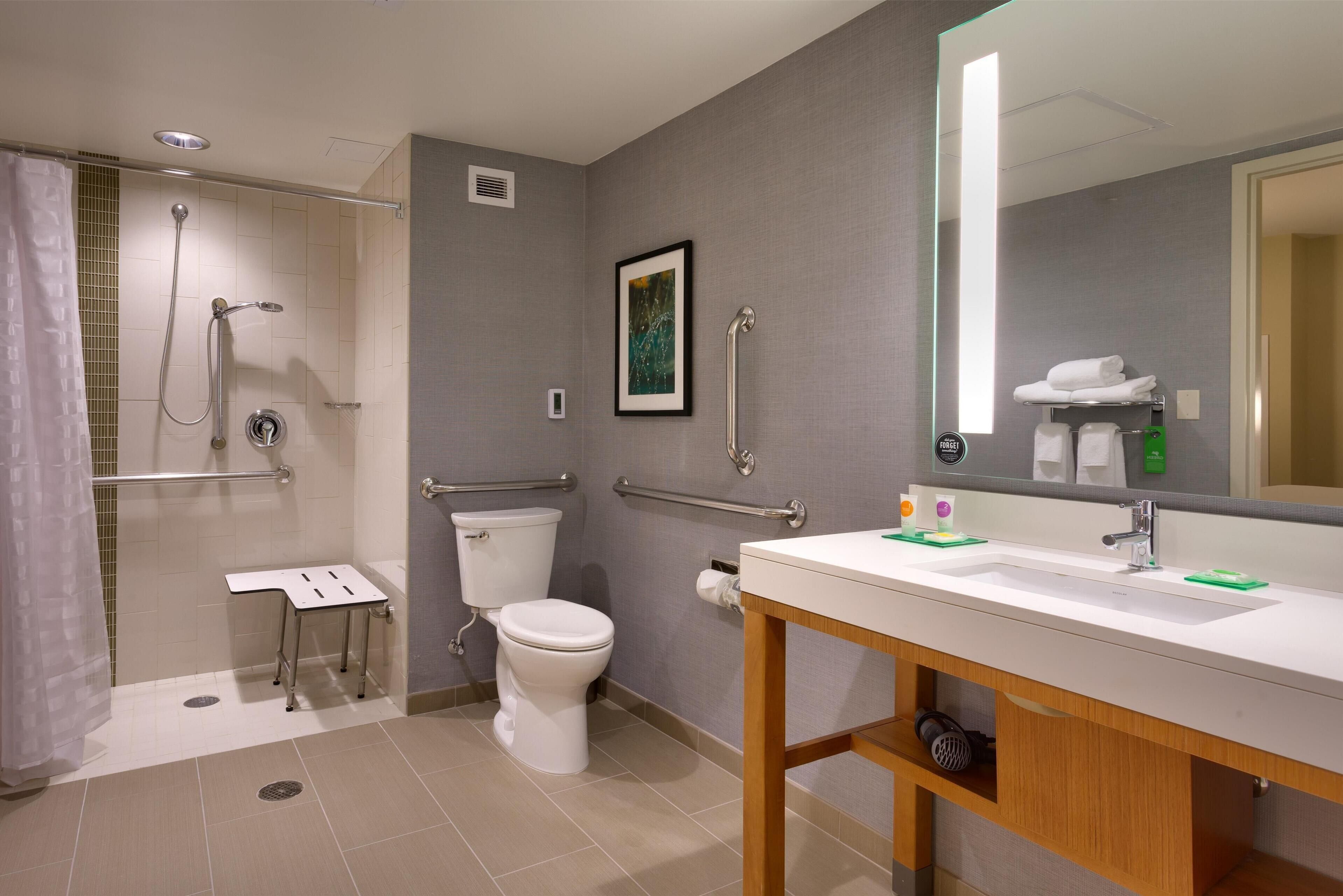 Un baño moderno con ducha, inodoro y lavamanos.