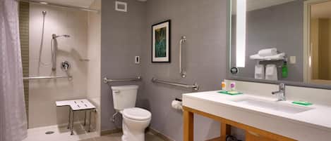 Un baño moderno con ducha, inodoro y lavamanos.