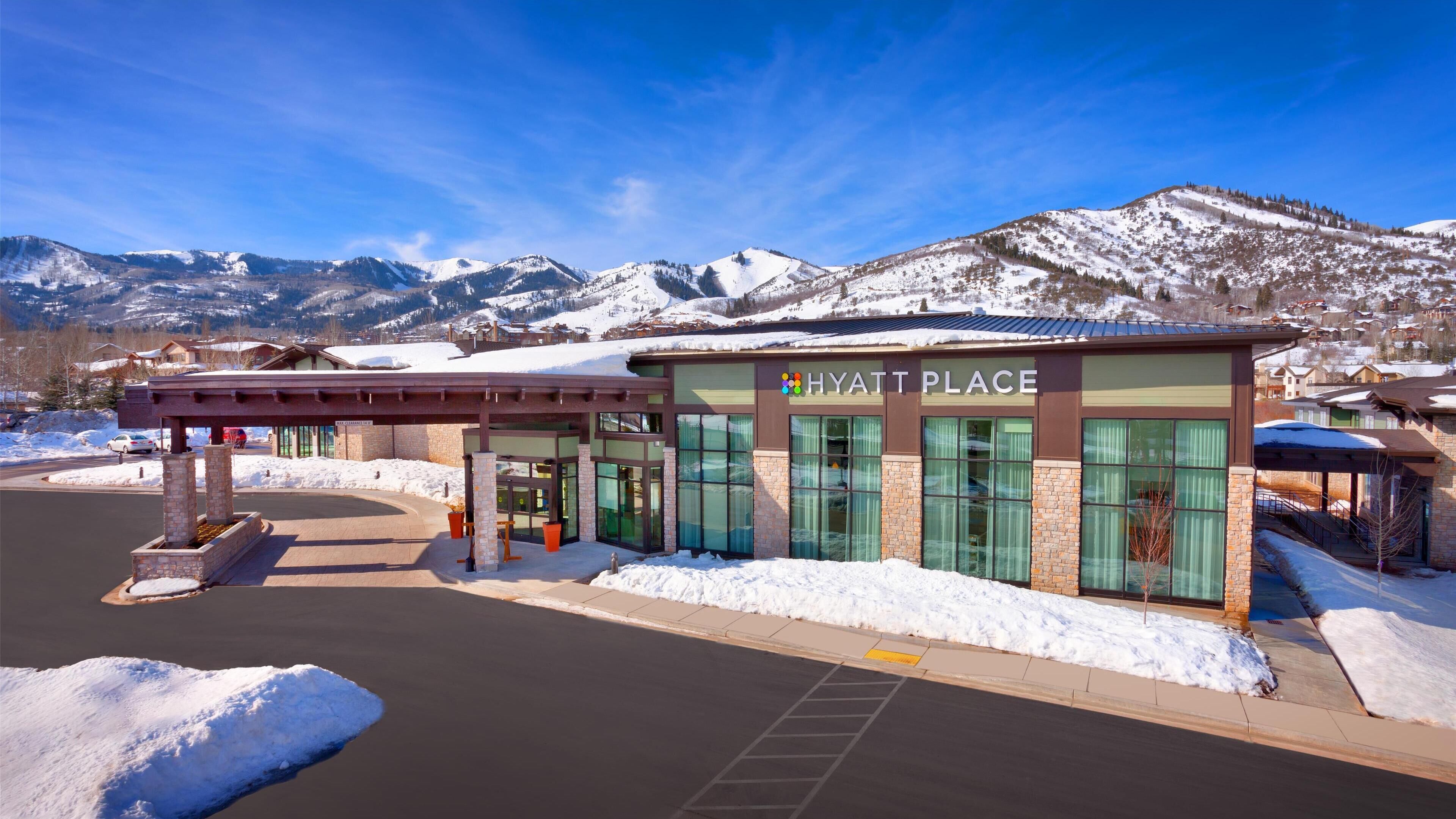 Een Hyatt Place hotel met een modern design, met grote ramen en een overdekte ingang.