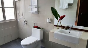 Standard Bungalow Double Bed | Bad | Dusj, toalettartikler (inkludert), tøfler og håndklær