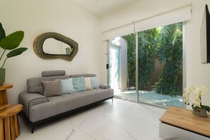 Bungalow Cao cấp, 1 giường cỡ king | Khu phòng khách | TV LED 40-inch có truyền hình cáp, TV 