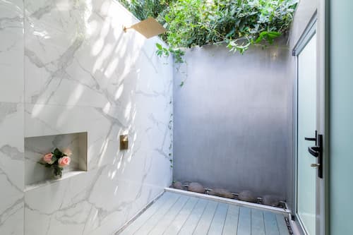 Luxury-Bungalow, 1 King-Bett | Badezimmer | Dusche, Regendusche, kostenlose Toilettenartikel, Haartrockner
