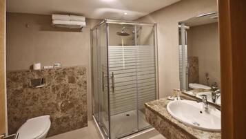 Douche, articles de toilette gratuits, sĂšche-cheveux, chaussons