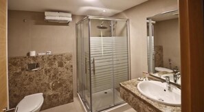 Dusche, kostenlose Toilettenartikel, Haartrockner, Hausschuhe