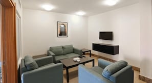 Suite, 1 habitación | Área de sala de estar | Televisión LED 