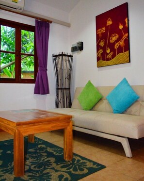 Villa (Villa Pool Side ) | Sala de estar | Una televisión