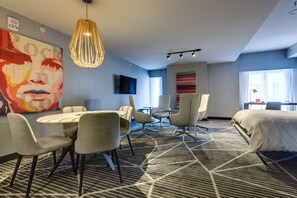 Premium bedding, pillow-top beds, minibar, in-room safe - Renaissance Montreal Downtown Hotel (Montreal)