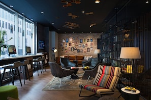 Lobby sitting area - Renaissance Montreal Downtown Hotel (Montreal)