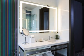Shower, rainfall showerhead, free toiletries, hair dryer - Renaissance Montreal Downtown Hotel (Montreal)