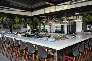 Breakfast, lunch, dinner served; Asian cuisine  - Renaissance Montreal Downtown Hotel (Montreal)