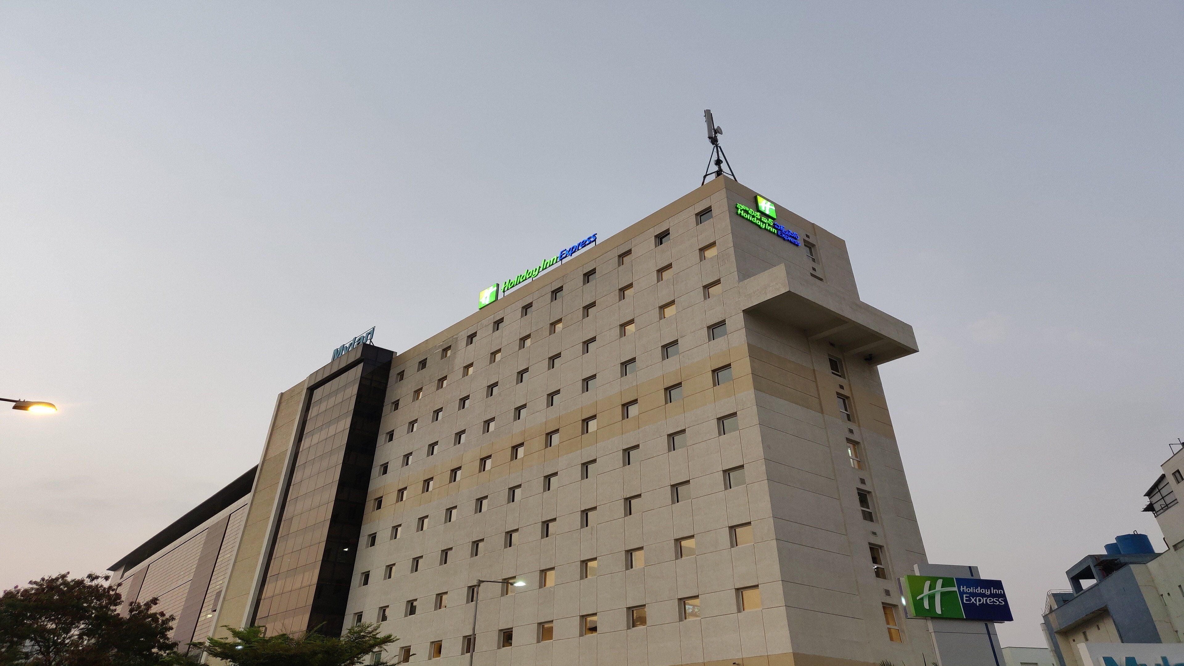 Un immeuble hôtelier à plusieurs étages, avec une enseigne bien visible indiquant « Holiday Inn Express ».