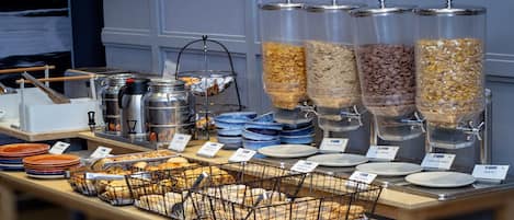 Serveert ontbijt, lunch en diner
