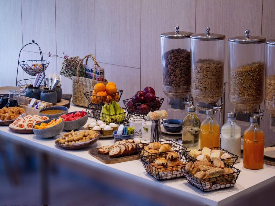 Café da manhã com buffet grátis todos os dias