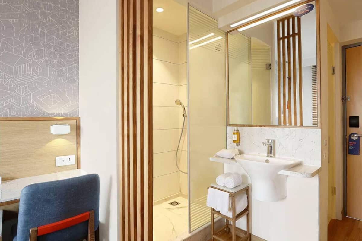 Baño | Ducha, artículos de higiene personal gratuitos y secador de pelo