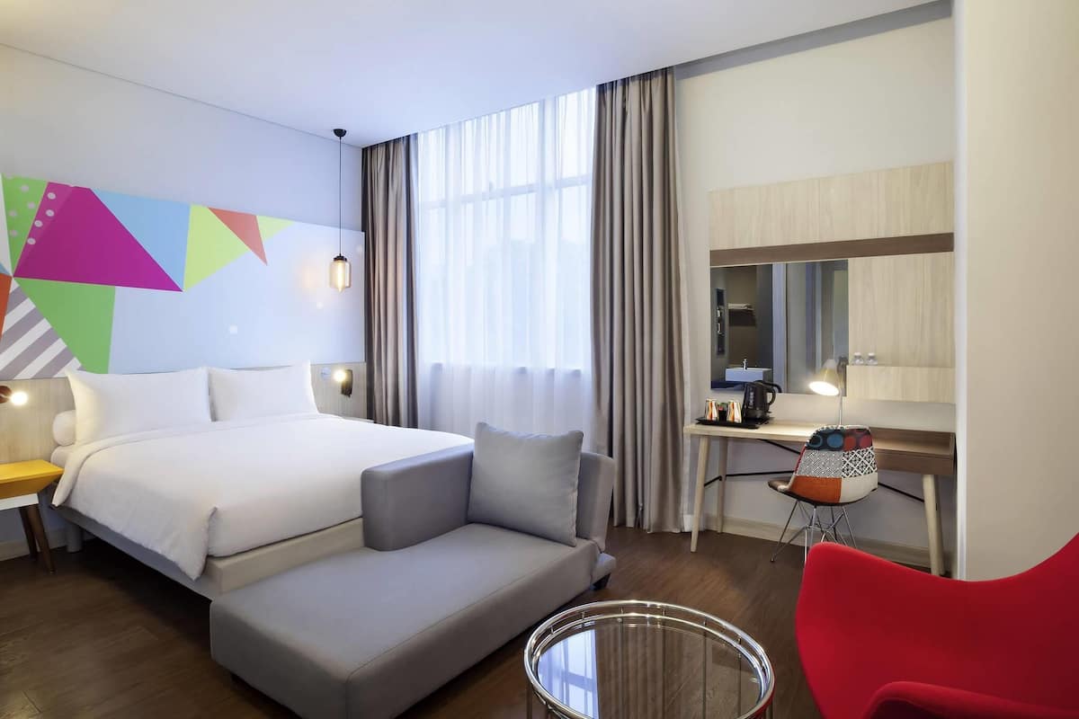 Deluxe Room, 1 Queen Bed | Minibar, in-room safe, desk, laptop workspace