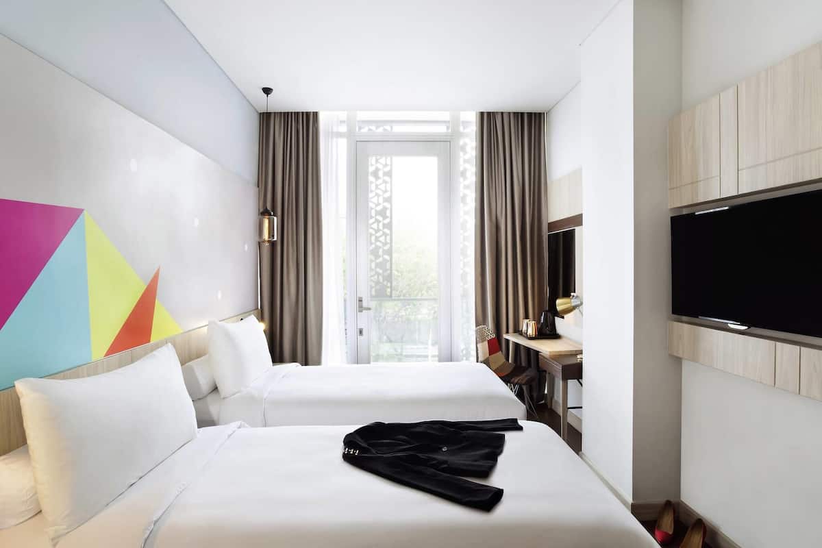 Superior Room, 2 Single Beds, Balcony | Minibar, in-room safe, desk, laptop workspace