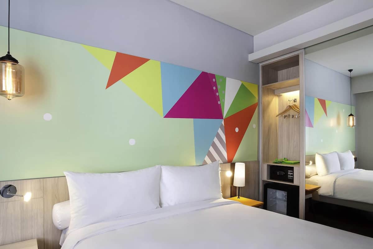 Superior Room, 1 Queen Bed | Minibar, in-room safe, desk, laptop workspace