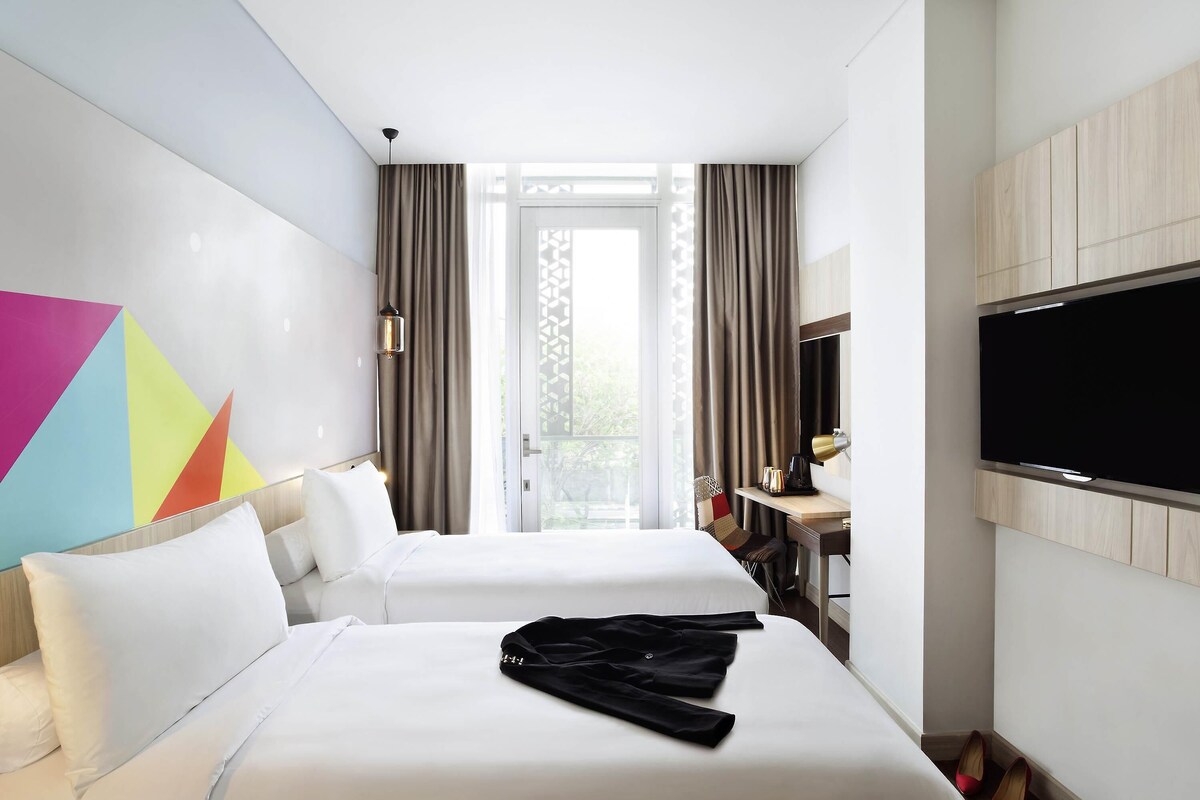 Superior Room, 2 Katil Bujang (Single), Balcony | Bar mini, peti besi dalam bilik, meja, ruang kerja komputer riba 