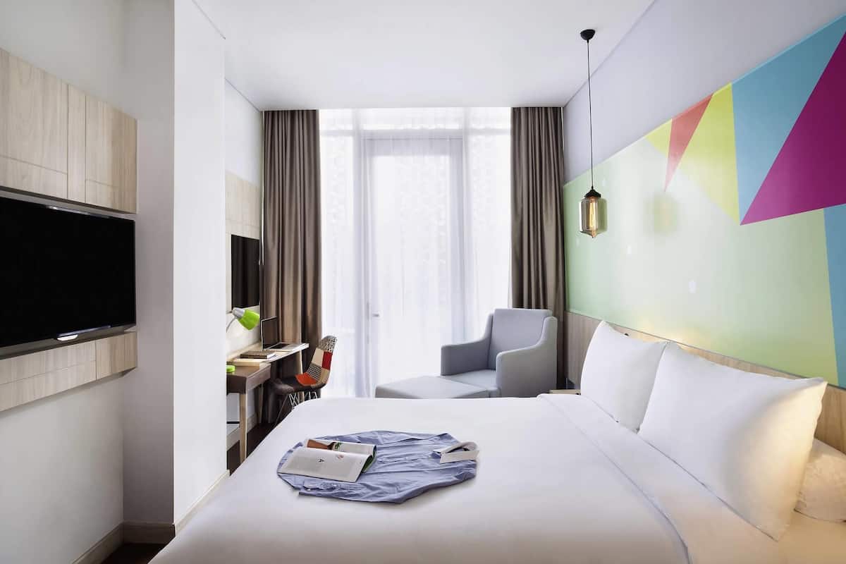 Chambre Supérieure, 1 grand lit, balcon | Minibar, coffres-forts dans les chambres, bureau