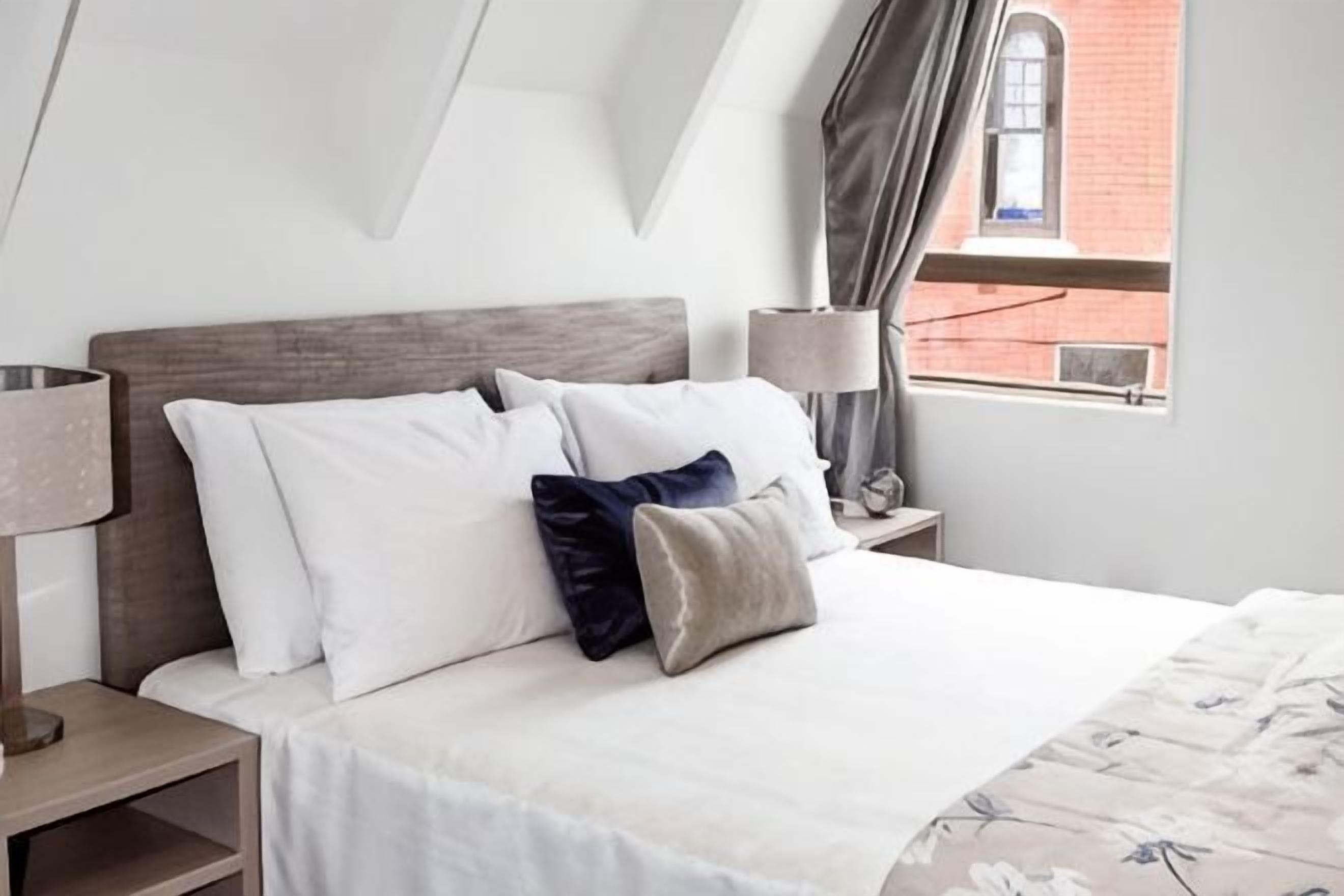 Premium bedding, in-room safe, soundproofing, free WiFi