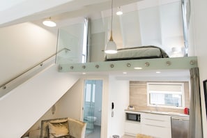 Loft (Loft Queen, Mezzanine) | Roupas de cama premium, cofres nos quartos, quartos à prova de som