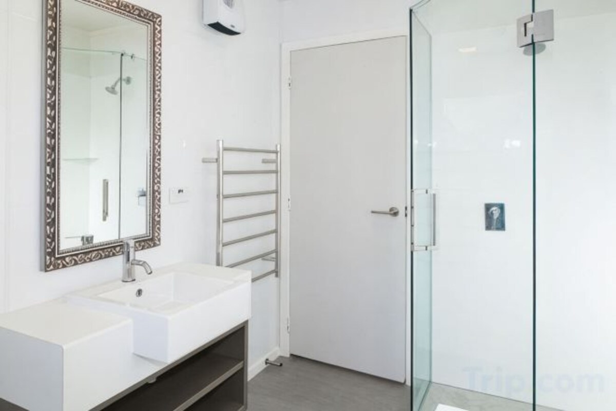 Bathroom | Free toiletries, towels