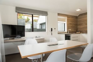 Apartment, 2 Bedrooms (King and Queen Bed) | In-room dining