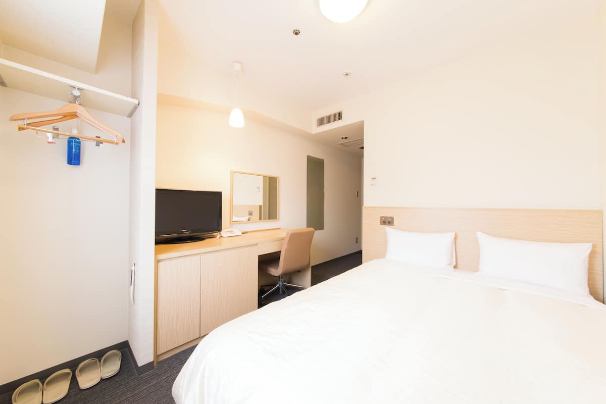 Down comforters, desk, blackout drapes, free WiFi