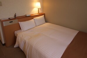 Down comforters, desk, blackout drapes, soundproofing - Toyooka Sky Hotel (Toyooka)