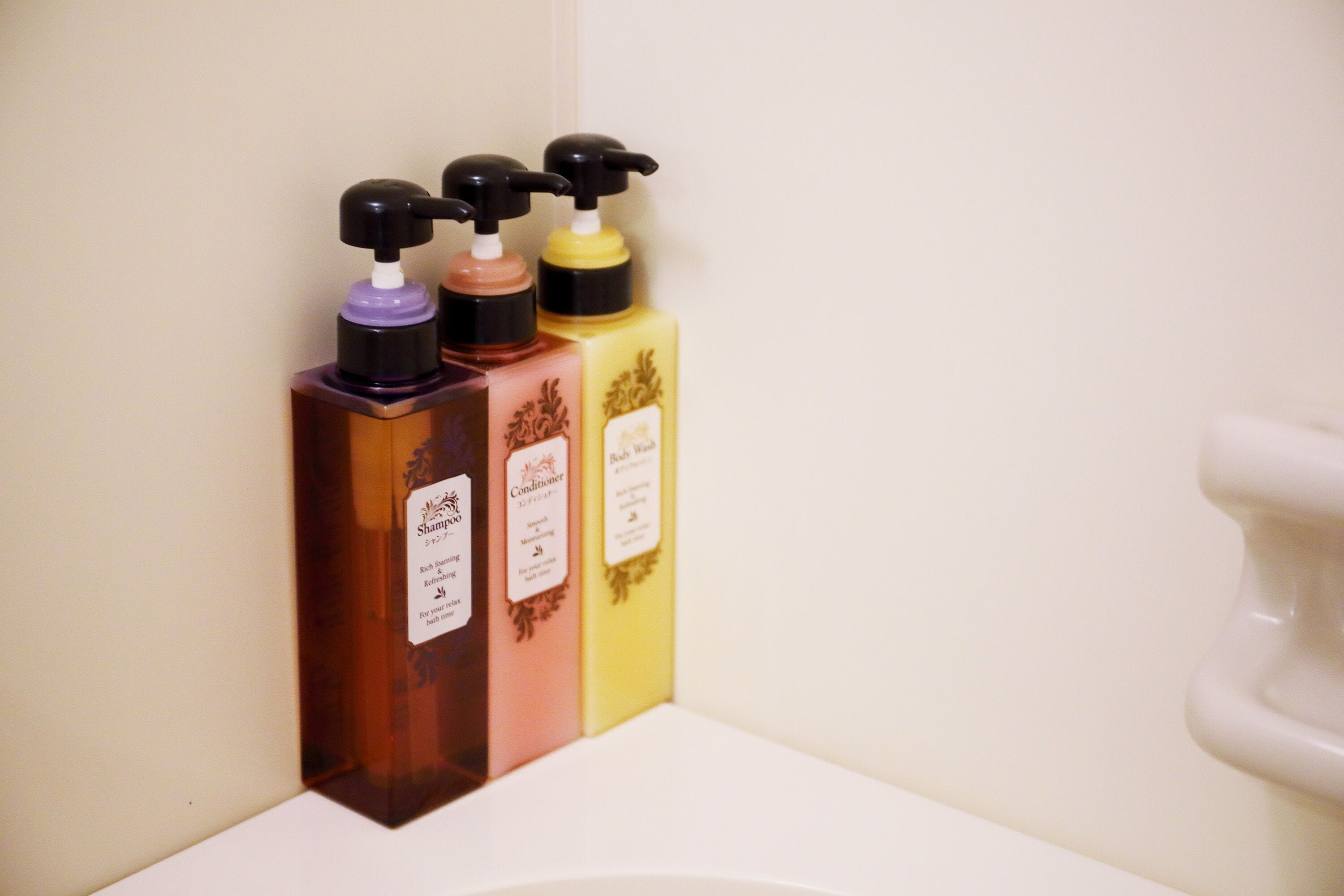 combined shower/bathtub, free toiletries, hair dryer, slippers