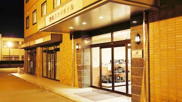 Vista frontal de la propiedad