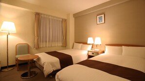 A hotel room with two beds, a chair, a small table, and two bedside lamps. - Toyooka Sky Hotel (Toyooka)